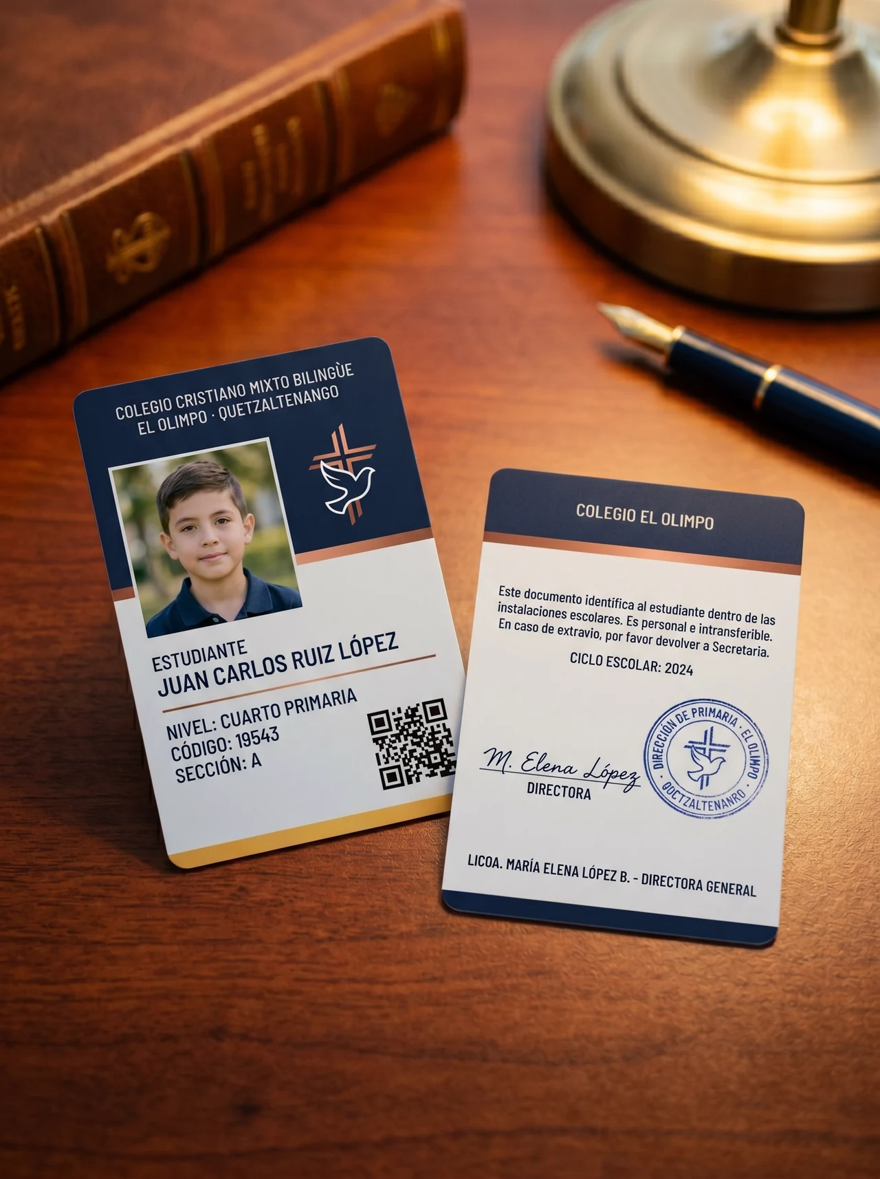 Modalidad Presencial Xela — carnets doble cara Carnetiza con firma manuscrita y sello oficial sobre escritorio de caoba